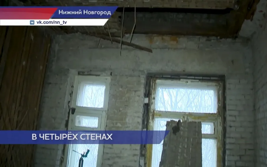 Жильцы дома по улице Минина жалуются на хрупкие полы и худую крышу